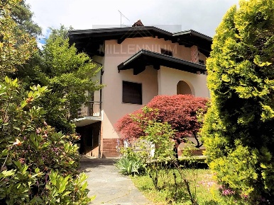 Foto Villa singola a Arona Centro di 300 m² con 9 locali in vendita