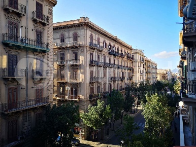 Foto Appartamento in Via Pisa 6, Palermo Kalsa di 130 m² con 5 locali