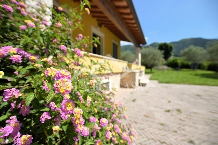 Foto Villa unifamiliare a Massarosa Stiava di 279 m² con 8 locali