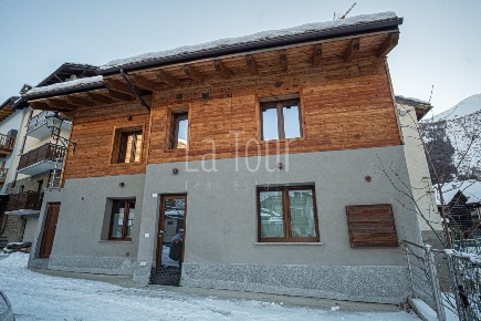 Foto Villa bifamiliare in Rue Sonveulla, Cogne Centro di 132 m² in vendita