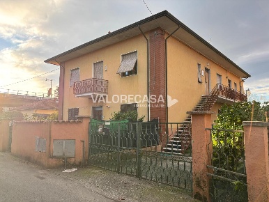 Foto Appartamento in via della bassa, Carrara Marina di Carrara di 90 m²