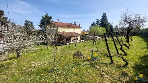 Foto Appartamento a Parma Centro di 256 m² con 5 locali in vendita