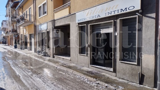 Foto Negozio in Via ponte nuovo 10, Castel di Sangro Centro di 141 m²