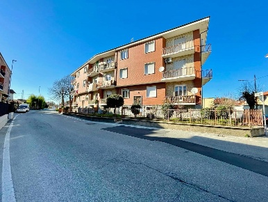 Foto Appartamento in Viale Industria 56, Bra Centro di 105 m² con 4 locali