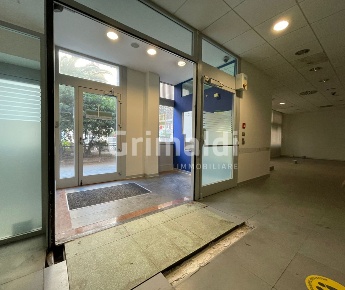 Foto Negozio in Corso Garibaldi 33, Salerno Centro di 370 m² con 3 locali