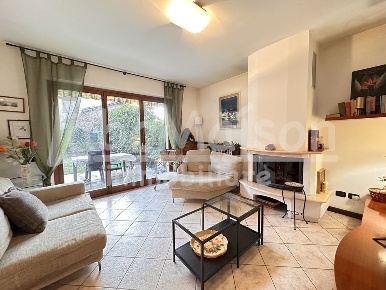 Foto Villa a schiera a Barasso di 212 m² con 6 locali in vendita