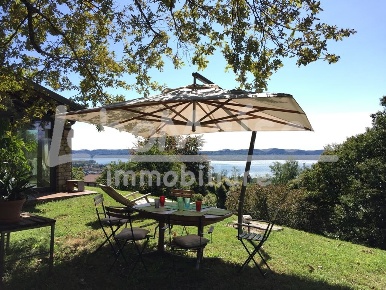 Foto Villa unifamiliare in via sassello, Gavirate Centro di 440 m²