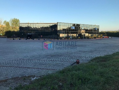 Foto Capannone industriale a Collesalvetti Centro di 4360 m² con 10 locali