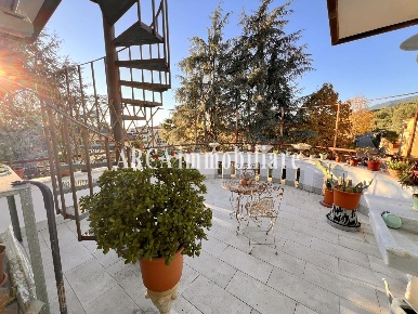 Foto Appartamento a Pietrasanta di 105 m² con 5 locali in vendita