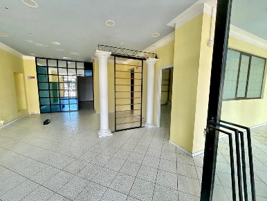 Foto Locale commerciale a Ponsacco Centro di 140 m² con 3 locali in affitto