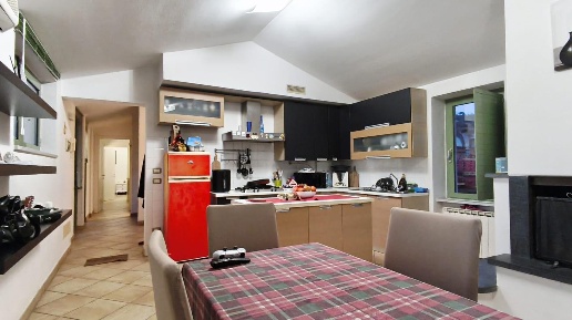 Foto Appartamento a Carrara Centro di 100 m² con 4 locali in affitto