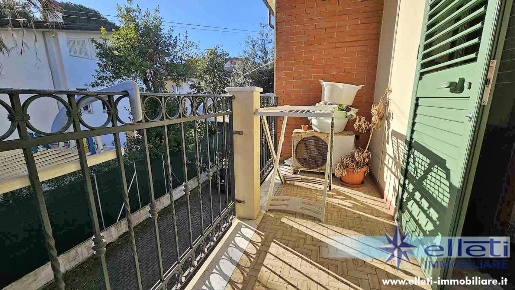 Foto Appartamento a Massa Marina di Massa Centro di 100 m² con 4 locali
