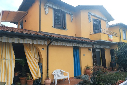 Foto Villa bifamiliare a Bagni di Lucca Centro di 150 m² con 6 locali