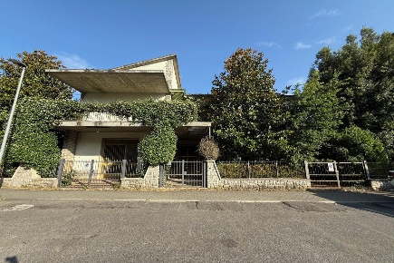 Foto Villa unifamiliare a Certaldo Centro di 340 m² con 7 locali in vendita