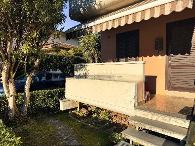 Foto Villa a schiera a Massa Marina di Massa Centro di 115 m² con 4 locali