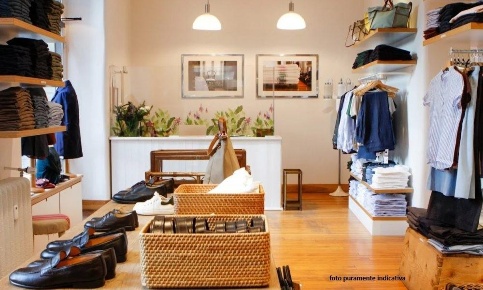 Foto Locale commerciale a Lucca Piazza Anfiteatro - Torre Guinigi di 90 m²