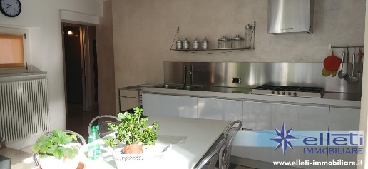 Foto Casa indipendente a Massa Centro di 190 m² con 6 locali in vendita