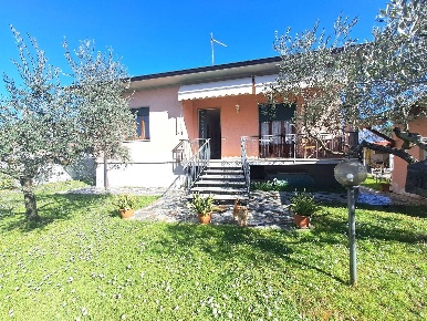 Foto Villa unifamiliare a Massa Zona Industriale di 120 m² con 4 locali