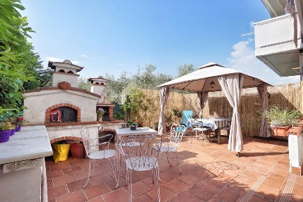 Foto Villa a schiera a Massa Marina di Massa Centro di 135 m² con 6 locali