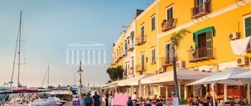 Foto Attico in via Porto 16, Ischia Centro di 150 m² con 4 locali
