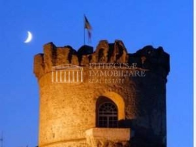 Foto Appartamento in via Torrione 47, Forio Centro di 120 m² con 5 locali