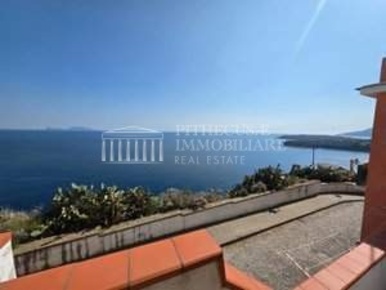 Foto Appartamento in Via Concetta Barra 22, Procida di 110 m² con 4 locali