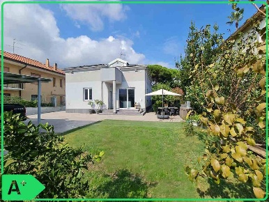 Foto Villa unifamiliare in Via S.Amico, Loano Centro di 220 m² con 7 locali