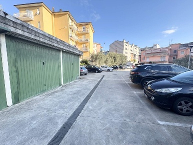 Foto Box in Via Amedeo Ugolini 39, Chiavari Stadio di 18 m² con 1 locali