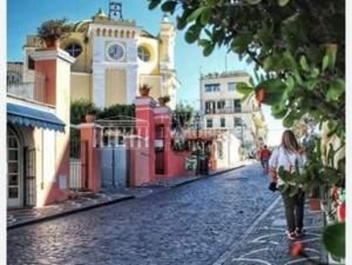 Foto Magazzino a Ischia Centro di 40 m² con 1 locali in vendita