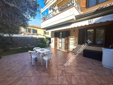 Foto Appartamento a Massa Marina di Massa Centro di 75 m² con 3 locali