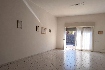 Foto Locale commerciale a San Pietro Clarenza di 104 m² con 2 locali