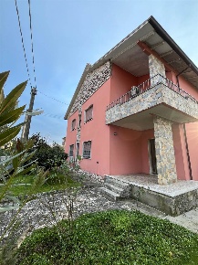 Foto Case semi ndipendenti a Gonzaga Bondeno di 140 m² con 7 locali