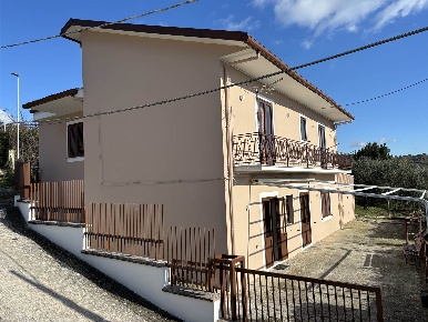Foto Casa indipendente in Piazzetta San Paolo, Tufo di 182 m² con 5 locali