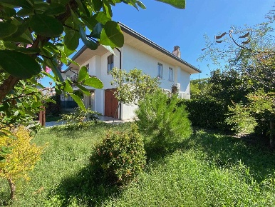 Foto Villa bifamiliare a Battaglia Terme di 210 m² con 5 locali in vendita