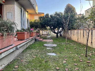 Foto Villa unifamiliare a Viareggio Bicchio - Varignano di 134 m²