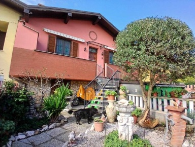 Foto Villa unifamiliare a Mortara Centro di 120 m² con 4 locali in vendita