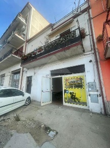 Foto Negozio in Via Aldo Moro, Acri Centro di 61 m² con 2 locali in vendita