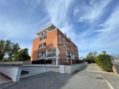 Foto Appartamento in Via Renzo Vespignani, Roma di 80 m² con 3 locali