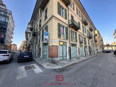 Foto Negozio a Cuneo Centro Storico di 214 m² con 7 locali in vendita