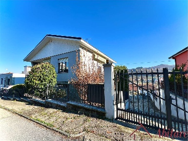 Foto Villa unifamiliare a Alba di 110 m² con 8 locali in vendita