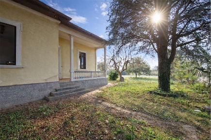 Foto Villa unifamiliare in Via Trieste, Ferno Centro di 200 m² con 4 locali