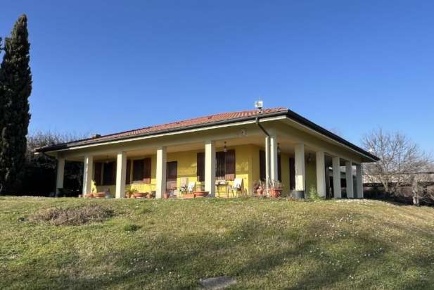 Foto Appartamento in Via dei Campi 3, Missaglia di 352 m² con 4 locali