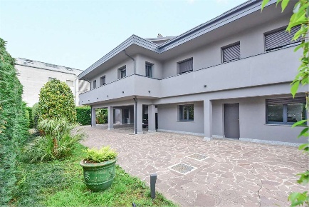 Foto Villa unifamiliare in via concordia  7, Meda di 295 m² con 13 locali