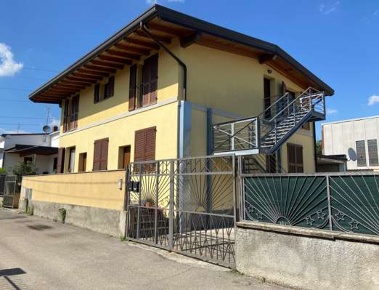 Foto Villa unifamiliare in Via Manzoni, Macherio di 163 m² con 8 locali