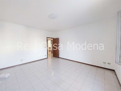 Foto Ufficio in Via Giardini  740, Modena Villaggio Zeta di 96 m²
