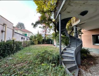 Foto Appartamento in Via puccini, Brugherio Centro di 190 m² con 8 locali