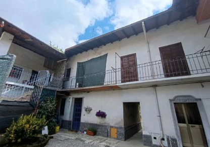 Foto Appartamento in Via Dante Alighieri, Cairate Centro di 110 m² all'asta