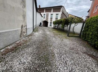 Foto Villa unifamiliare in Via Piave, Madone di 659 m² con 12 locali
