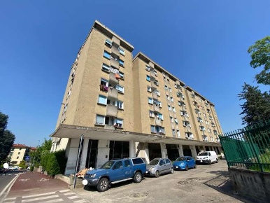 Foto Appartamento in Via Cinque Giornate, Solaro Centro di 51 m² all'asta