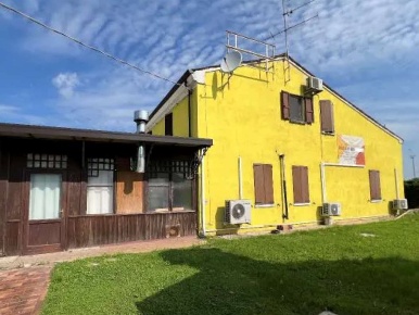 Foto Appartamento in Strada Ostigliese, Mantova Lunetta Frassino di 305 m²